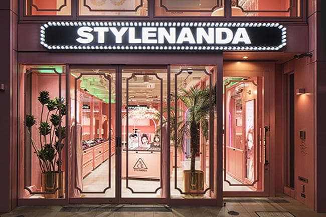 stylananda store window